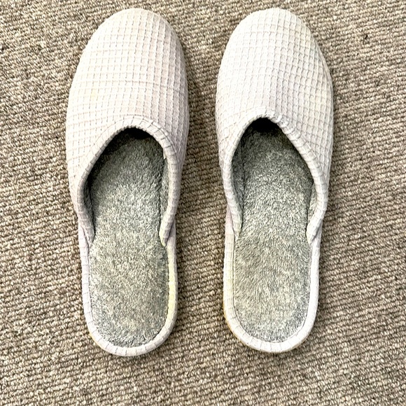 ISOTONER WOMENS GRAY SLIP-ON SLIPPERS WITH WAFFLE WEAVE UPPER AND COZY LINING - Picture 1 of 6